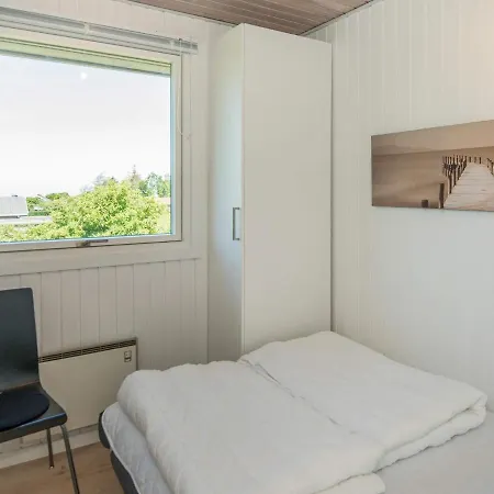 6 Person In Allingabro-by Traum